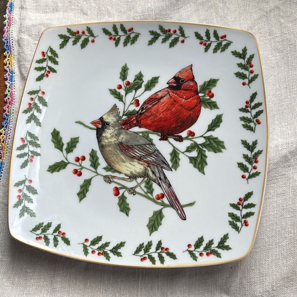 Vintage Cardinals Holly 8” plate by living Quarters .